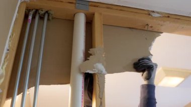 Ev makyajı. İç Duvar sökülüyor. İnşaat süreci. Yüksek kalite 4k görüntü