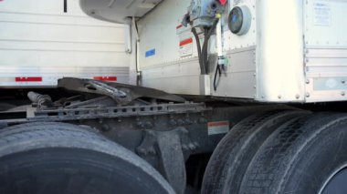 Kamyon otoparktaki buzdolabının karavanını bağlıyor. Ağır çekim. Yüksek kalite 4k görüntü