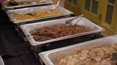  Konuklar yemek büfesinin tadını çıkarıyorlar. Etkinlikte çeşitli kızarmış yiyeceklerle birlikte. - Evet. Yüksek kalite 4k görüntü