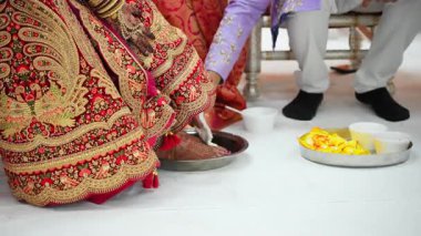 Kutsal düğün töreninde gerçekleştirilen Hint Hindu ayinleri. Düğün töreninin bir kısmını yakından çek. Yüksek kalite 4k görüntü