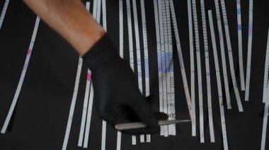 Siyah eldivenli eller parçalanmış belgeleri birleştiriyor, gizlilik, veri kurtarma. Kapatın. Yüksek kalite 4k görüntü