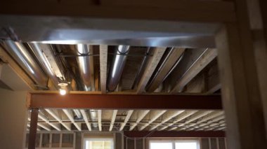 Bodrum katında yapım aşamasında savunmasız bir ahşap iskelet. Geniş görüş. Yüksek kalite 4k görüntü