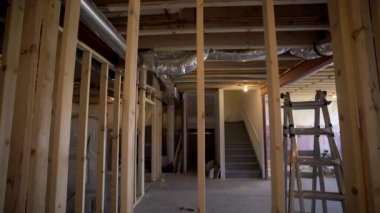 Tahta destek kirişli Yeni Ev Bodrumu İnşaatı. Yüksek kalite 4k görüntü