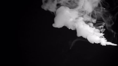 Ağır çekimde ağır çekimde beyaz duman, arka planda sis. - Evet. Yüksek kalite 4k görüntü