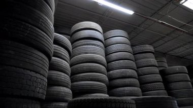 Eski lastiklerin geri dönüşüm süreci. Geri dönüşüm için eski tekerlekler. Geniş görüş. Yüksek kalite 4k görüntü