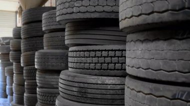 Eski lastiklerin geri dönüşüm süreci. Geri dönüşüm için eski tekerlekler. Yüksek kalite 4k görüntü