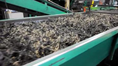 Eski lastiklerin geri dönüşüm süreci. Ezilmiş tekerlek parçaları. Yüksek kalite 4k görüntü