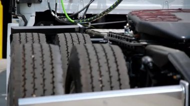 Kısa kuyruklu kamyonun arka görüntüsü ve beşinci tekerlek bir kamyona bağlanıyor, yağlanmak için yağla kaplı, kırmızı yağlı. Yüksek kalite 4k görüntü