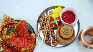 Hint Hindu ayinlerinin unsurları kutsal düğün töreninde gerçekleştirilir. Törene hazırlanmak için yakın çekim. Yüksek kalite 4k görüntü