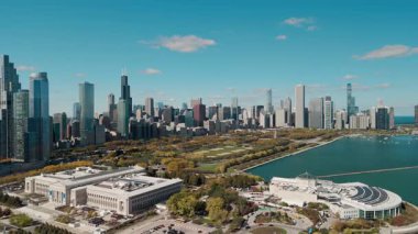 Yukarıdan Chicago silueti, sıcak sonbahar güneşi banyosu. Yüksek kalite 4k görüntü