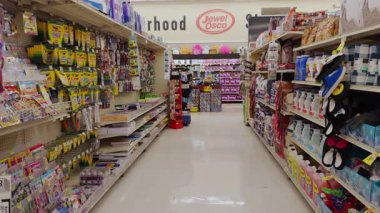 Jewel Osco Mağazası, mağazanın içinde, ürünlerle dolu. Kamera görüntüsünü değiştir. - Evet. Naperville lL 'de. ABD 12 Aralık 2024. Yüksek kalite 4k görüntü