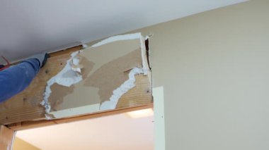 Evdeki bir duvarın yıkım sürecinin inşaatı. - Evet. Yüksek kalite 4k görüntü