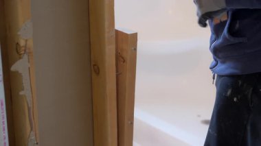 Ev makyajı. İç Duvar sökülüyor. Yüksek kalite 4k görüntü