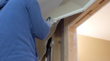 Ev tadilatı. Yeniden biçimlendirme için bir duvarı kaldırıyorum. Kapatın. Yüksek kalite 4k görüntü