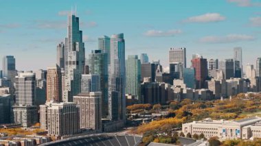 Chicago şehir merkezinden, şehir yoğunluğu ve mimari çeşitliliği vurguluyor. Geniş hava manzaralı. Yüksek kalite 4k görüntü
