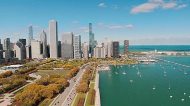 Chicago şehir merkezinden, şehir yoğunluğu ve mimari çeşitliliği vurguluyor. Geniş insansız hava aracı görüntüsü. Yüksek kalite 4k görüntü