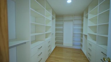 Boş, yeni yapılmış gardırop parçaları, geniş kamera görüntüsü. Yüksek kalite 4k görüntü