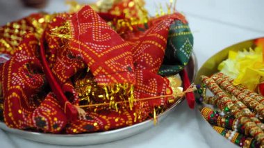 Hint Hindu ayinlerinin çeşitli unsurları kutsal düğün törenlerinde gerçekleştirilir. Törene hazırlanmak için yakın çekim. Yüksek kalite 4k görüntü