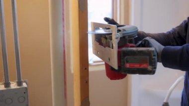 Daire tadilatı. İlerleme İnşaatındaki Duvar Silme işlemi. Yüksek kalite 4k görüntü