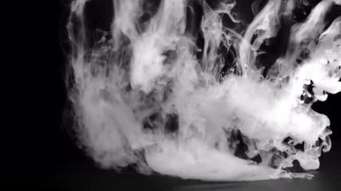 Ağır çekimde beyaz dumanın soyut yavaş çekim görüntüsü, arka planda sis. - Evet. Yüksek kalite 4k görüntü