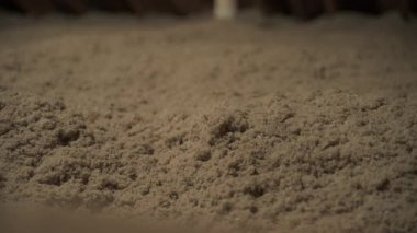 Ahşap çatı çerçevesi ve çevre dostu yalıtım malzemeleriyle inşa edilen ev tavan arası manzarasını kapatın. Yüksek kalite 4k görüntü