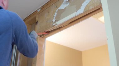 Odadaki bir duvarın yıkım süreci. Evdeki dairenin sökülmesi ve yenilenmesi. - Evet. Yüksek kalite 4k görüntü