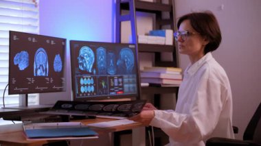 Doktor bir hastanın MRI taramasını analiz ediyor. Beyin durumlarını ve tedaviyi planlamak için. Yüksek kalite 4k görüntü