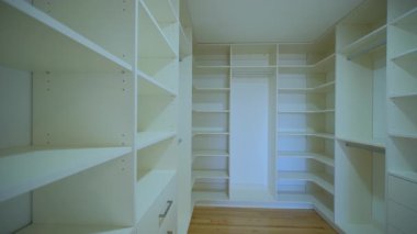 Evdeki boş, yeni yapılmış gardırop elementleri, geniş kamera hareketleri. Yüksek kalite 4k görüntü
