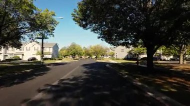 Güneşli bir günde, ABD 'nin yerleşim bölgesi boyunca hareket halindeki araçtan POV görüntüleri geldi. - Evet. Yüksek kalite 4k görüntü
