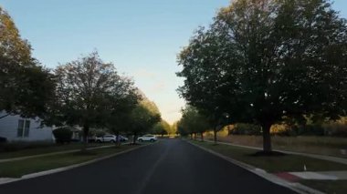 Güneşli bir sabahta, hareket halindeki araçtan ABD 'nin yerleşim bölgesi boyunca geniş açıyla çekilmiş. - Evet. Yüksek kalite 4k görüntü