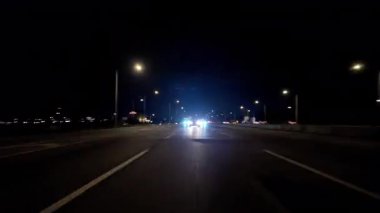 Gece vakti otobanda araba kullanmak. İçerideki arabadan vurulmuş. Geniş görüş açısı. Yüksek kalite 4k görüntü