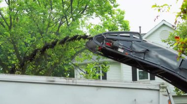 Shredder eski asfaltı taşır yok edilmiş yol yüzeyinin yerini yeni bir yüzey alır, bir kağıt öğütücü eski asfaltı taşır. Yüksek kalite 4k görüntü