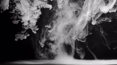 Ağır çekimde beyaz dumanın soyut yavaş çekim görüntüsü, arka planda sis. - Evet. Yüksek kalite 4k görüntü