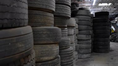 Düzenli sıra dizilmiş lastik lastikler, çevre dostu geri dönüşüm işlemlerini bekliyor. Yüksek kalite 4k görüntü