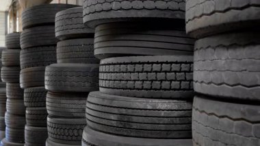Endüstriyel atık tesisinde geri dönüşüm için dizilmiş eski araba lastikleri. Yüksek kalite 4k görüntü