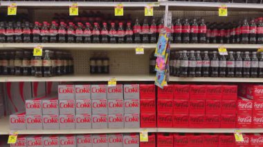 Jewel Osco, dükkanın içinde, Coca Cola ürünleriyle kürek çekiyor. Naperville lL 'de. ABD 5 Mayıs 2024. Yüksek kalite 4k görüntü