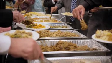  Konuklar yemek büfesinin tadını çıkarıyorlar. Etkinlikte çeşitli kızarmış yiyeceklerle birlikte. - Evet. Yüksek kalite 4k görüntü