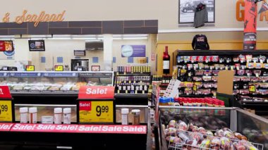 Jewel Osco, mağazanın içinde ürünlerle sıra sıra, Deals. Naperville lL 'de. ABD 5 Mayıs 2024. Yüksek kalite 4k görüntü