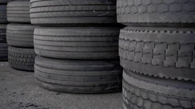 Lastik atığı toplandı ve geri dönüşüm merkezinde yeniden düzenlendi. Yüksek kalite 4k görüntü