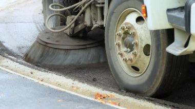 Yeni bir yol döşenmesi, yeni asfalt yerleştirmeden önce özel araçların yolu temizlemesi. Kapatın. Yüksek kalite 4k görüntü