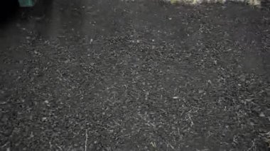 Eski lastiklerin geri dönüşüm süreci. Sürdürülebilir yeniden kullanım için lastik bileşenlerini ezme ve ayırma mekanizması. Yüksek kalite 4k görüntü