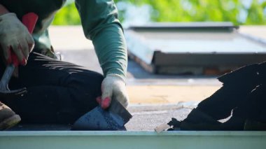 Çatı sökücü eski çatı örtüsü. Bir eve yeni bir çatı kurmadan önce. İş unsurları. Yüksek kalite 4k görüntü