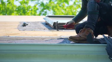 Çatı kaplamasını kaldır. Bir eve yeni bir çatı kurmak. İş unsurları. Yüksek kalite 4k görüntü