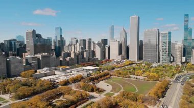 Sonbaharda Chicago 'nun gökdelenlerini gösteren ve hafif düşen insansız hava aracı görüntüleri. Yüksek kalite 4k görüntü