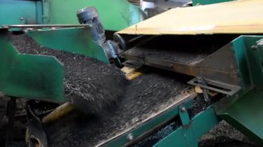 Geri dönüşüm sürecinden sonra lastik parçalarının kapatılması, çevre dostu materyallerin kurtarılmasının altını çiziyor. Yüksek kalite 4k görüntü