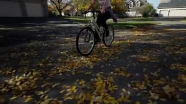 Sonbaharda Bisikletli Kadın 'ın yakın görüntüsü. Yüksek kalite 4k görüntü