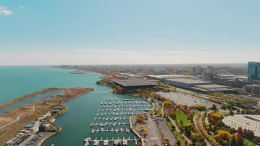 Chicago şehir merkezinden, sonbahar zamanında kentsel yoğunluk ve mimari çeşitliliği vurguluyor. Yüksek kalite 4k görüntü