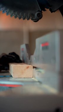 Testere 'nin dikey görüntüsü, elektrikli marangozluk aletleri. Tahta kiriş. Yüksek kalite 4k görüntü