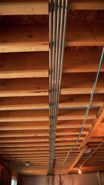 New Home Bodrum İnşaat 'ın tahta destek kirişleriyle dikey çekimi. Yüksek kalite 4k görüntü