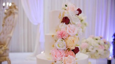 Etkinlikte çiçeklerle süslenmiş süslü düğün pastası. Kamerayı çek. Yüksek kalite 4k görüntü
